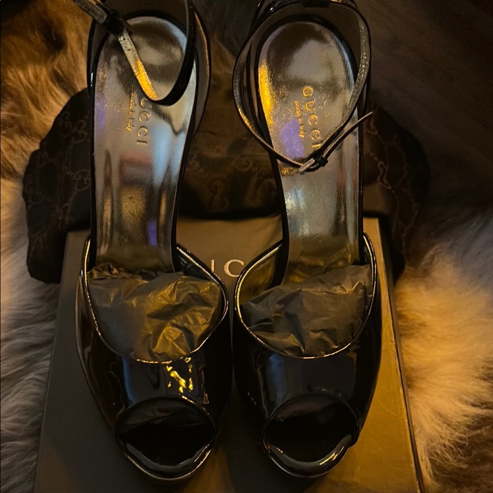 Gucci Black Heels with Timeless Elegance